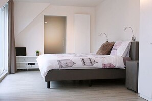 Double Room | Hypo-allergenic bedding, down duvets, memory-foam beds, soundproofing - B&B Intermezzo (Middelkerke)