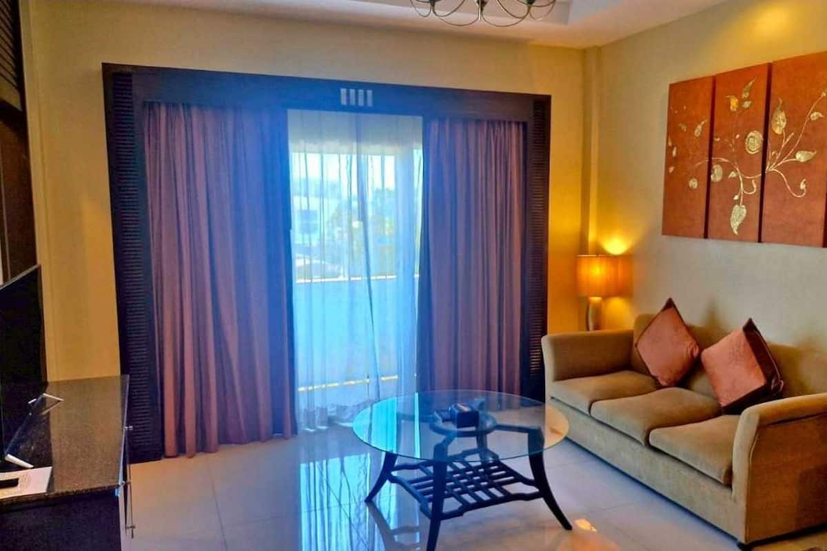 Executive Suite | 1 bedroom, minibar, in-room safe, soundproofing