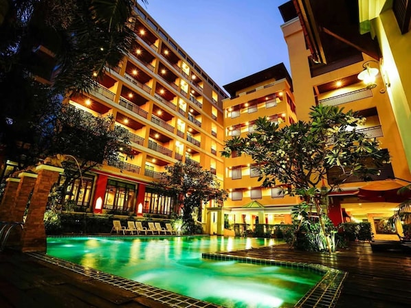 Outdoor pool, pool loungers