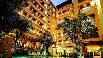 Voorkant accommodatie - avond/nacht