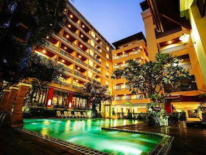 Outdoor pool, pool loungers