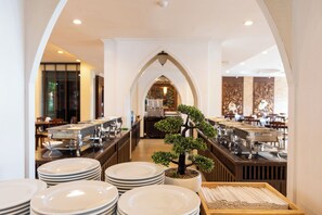 Breakfast, lunch, dinner served; local and international cuisine 
