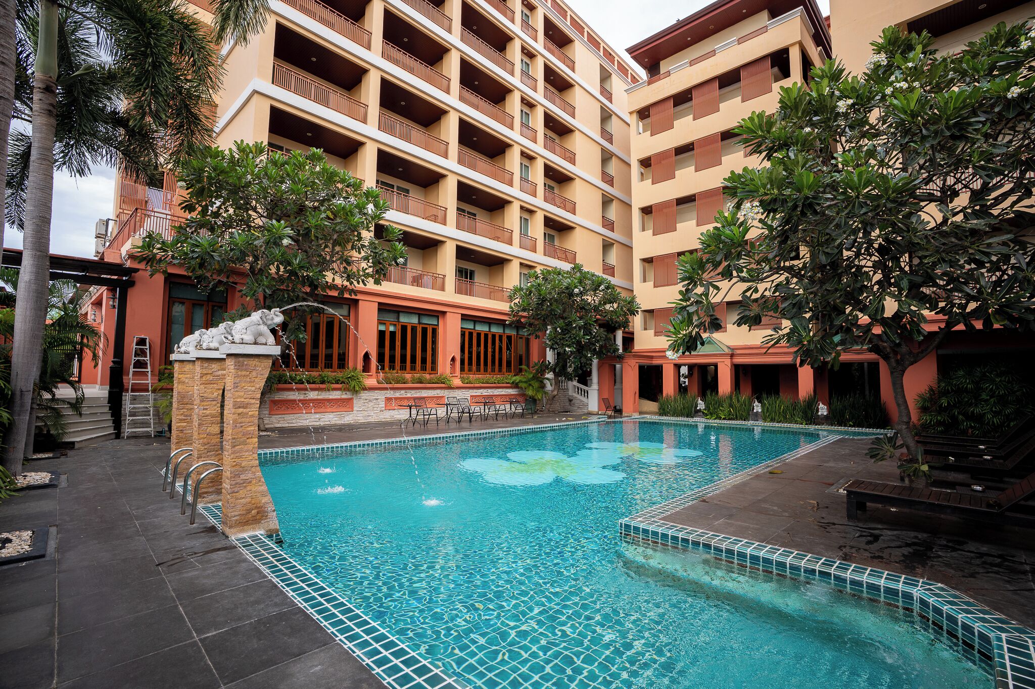 Piscina all'aperto, lettini