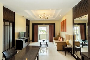 Executive Suite | 1 bedroom, minibar, in-room safe, soundproofing