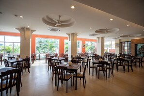 Breakfast, lunch, dinner served; local and international cuisine  - Sunday Chateau En Ville Pattaya (Pattaya)
