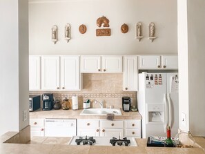 Fridge, microwave, oven, coffee/tea maker - Mardi Gras Headquarters Parade Route and Magazine Steps Away (New Orleans)