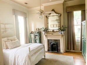 2 bedrooms, free WiFi - Mardi Gras Headquarters Parade Route and Magazine Steps Away (New Orleans)