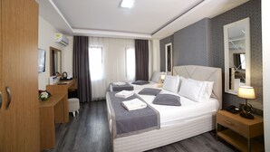 Phòng 3 Tiêu chuẩn | Bộ đồ giường cao cấp, minibar, két bảo mật tại phòng