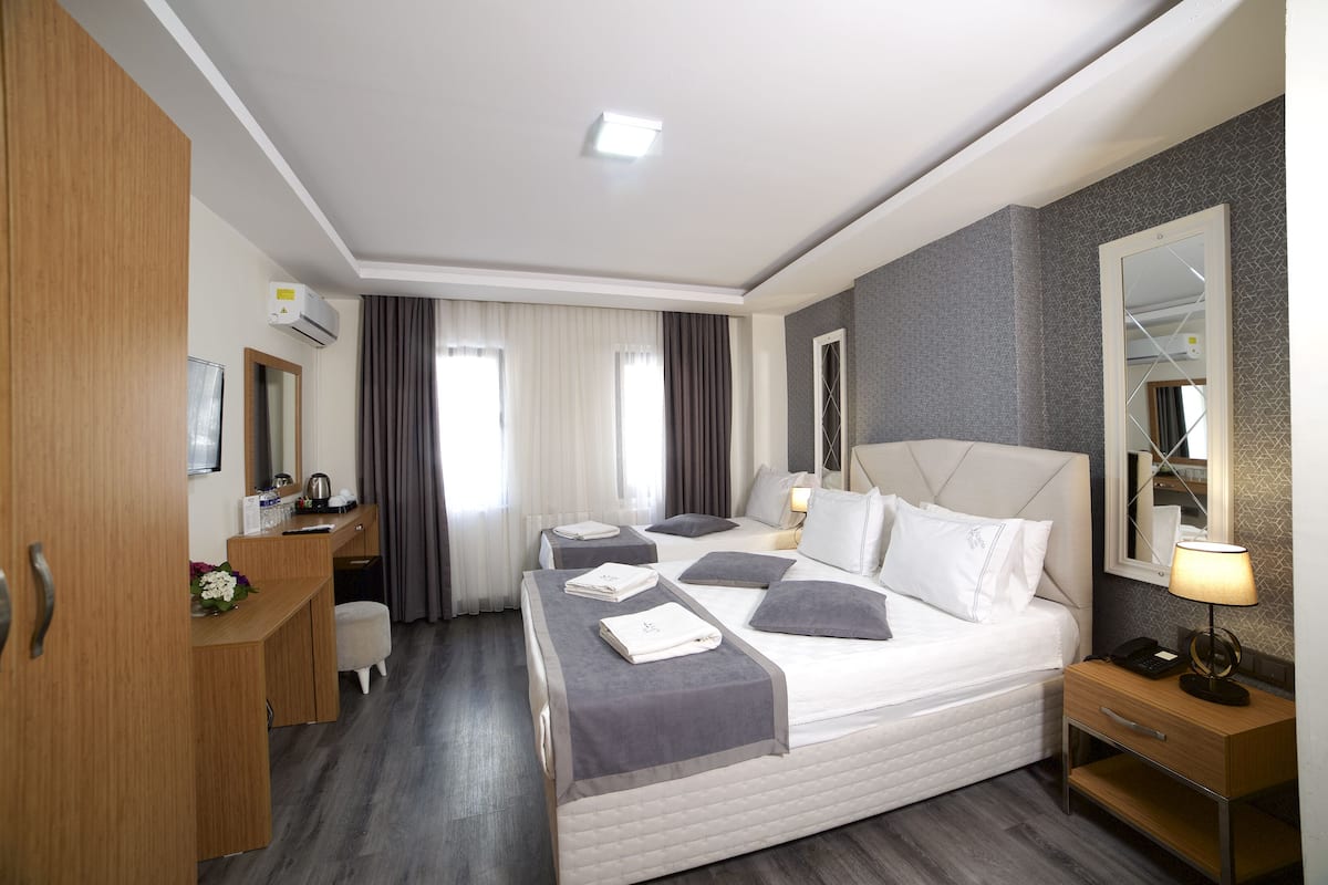 Standaard driepersoonskamer | Luxe beddengoed, een minibar, een kluis op de kamer, geluiddichte muren