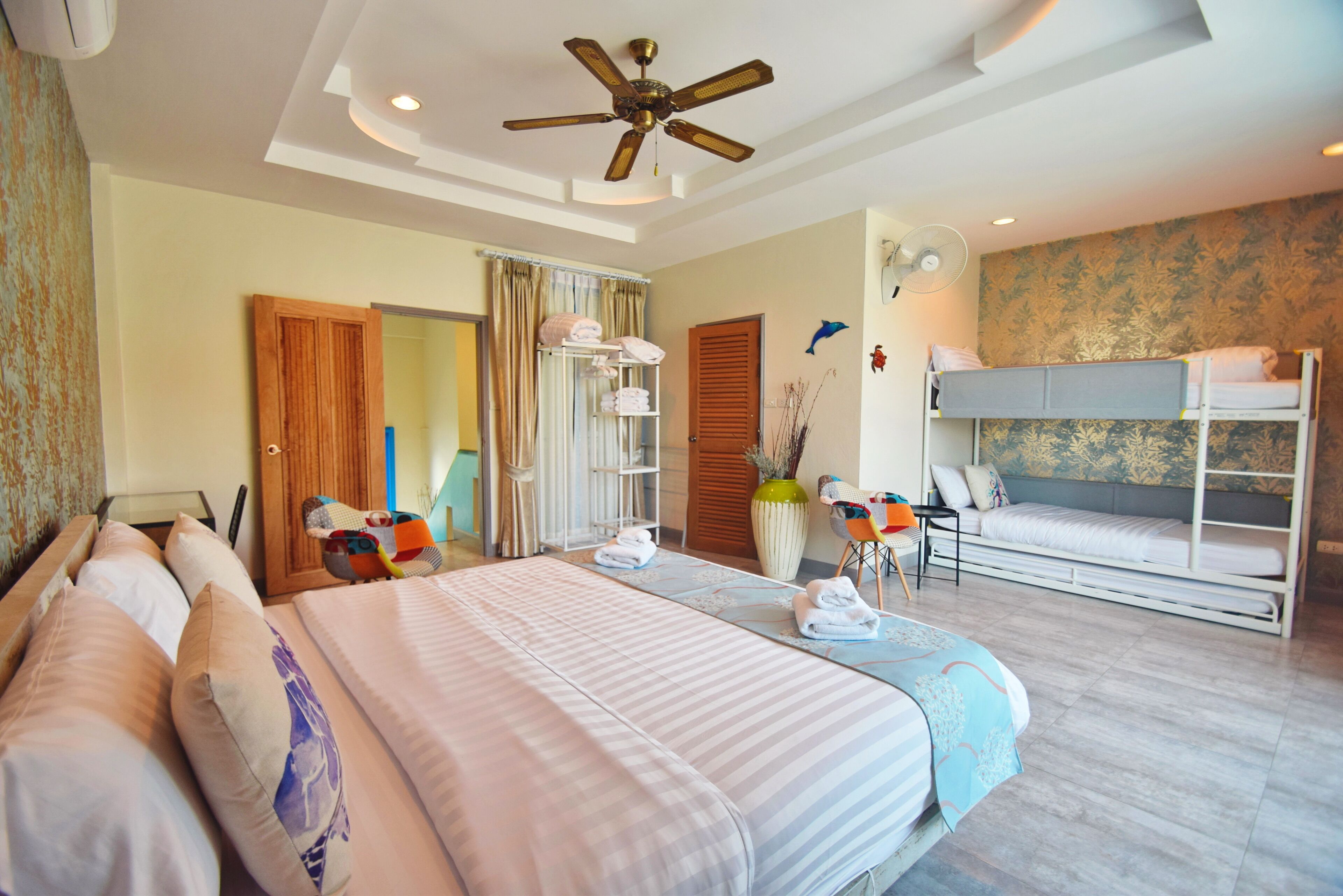 4 habitaciones, escritorio y tabla de planchar con plancha 