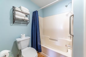 Ducha y bañera combinadas, secador de pelo, toallas y jabón