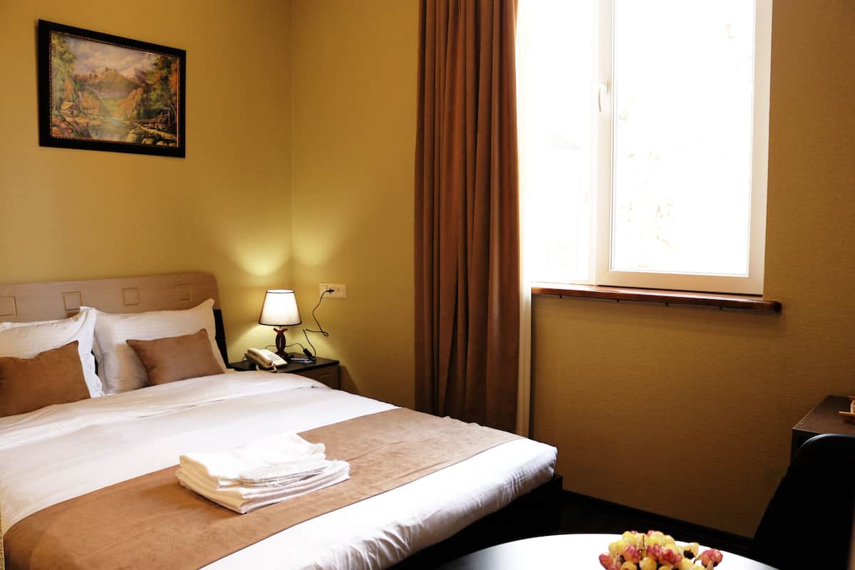 Quarto casal standard | Frigobar, escrivaninha, quartos à prova de som, Wi-Fi de cortesia