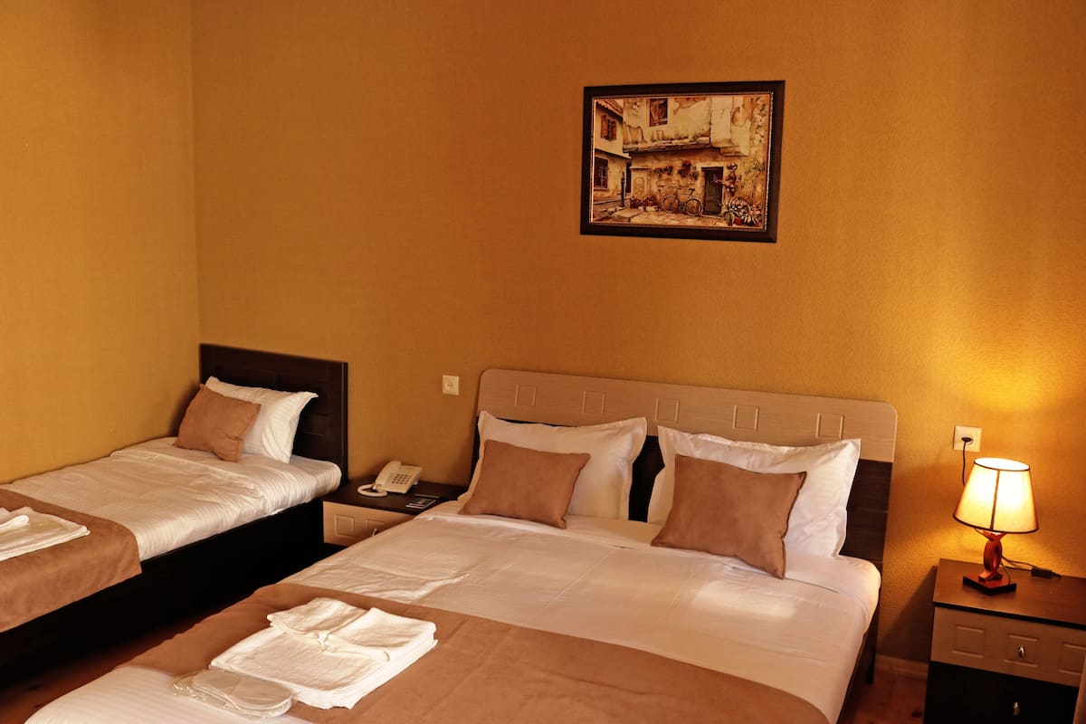 Quarto triplo luxo | Frigobar, escrivaninha, quartos à prova de som, Wi-Fi de cortesia