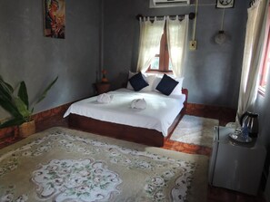 Desk, laptop workspace, free WiFi - Mani Home & Hostel Luang Prabang (Luang Prabang)