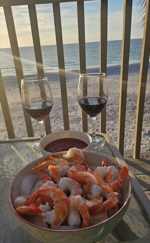 Outdoor dining - Spectacular Beachfront Townhouse Condo PELICANS POINTE (Indian Shores)