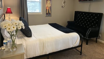 4 bedrooms, iron/ironing board, WiFi, bed sheets