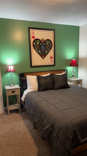 4 bedrooms, iron/ironing board, WiFi, bed sheets - Two minutes from the airport & ten minute uber to downtown! (Nashville)
