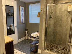 Bathtub, hair dryer, towels, soap - Two minutes from the airport & ten minute uber to downtown! (Nashville)