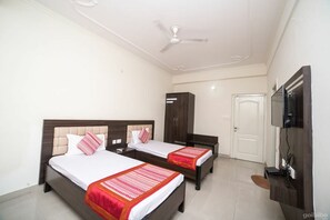 Soundproofing, free WiFi, bed sheets - GANGA DARSHAN HOTEL AND RESORT (Varanasi)