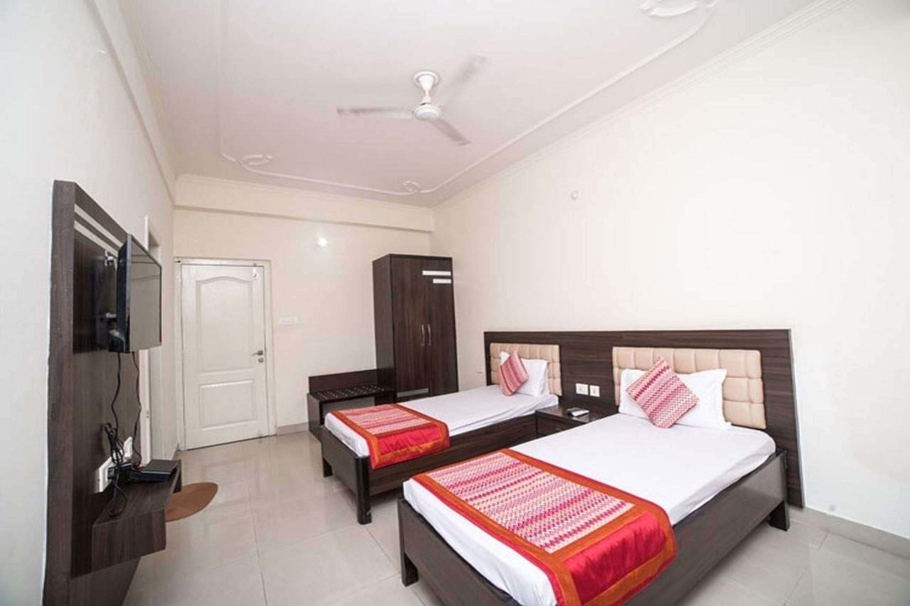 Soundproofing, free WiFi, bed sheets