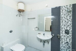 Shower, towels - GANGA DARSHAN HOTEL AND RESORT (Varanasi)