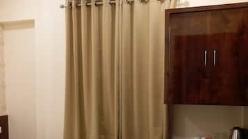 Soundproofing, free WiFi, bed sheets