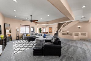 Una Smart TV, un futbolín, libros, una oficina