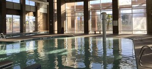 Una piscina cubierta, una piscina al aire libre