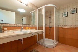 Baignoire, séchoir à cheveux, serviettes fournies