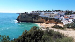 A coastal town with white buildings, a sandy beach, and cliffs overlooking the sea. - Villa with pool and sea view. Quiet location, beach and restaurants nearby. (Carvoeiro)