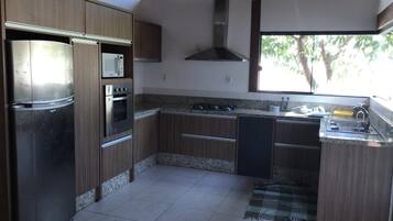 Geladeira, fogão, cooktop, chaleira elétrica