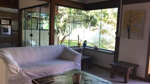 Flat-screen TV, DVD player - House next to the woods, beach and lagoon. (São João do Rio Vermelho)