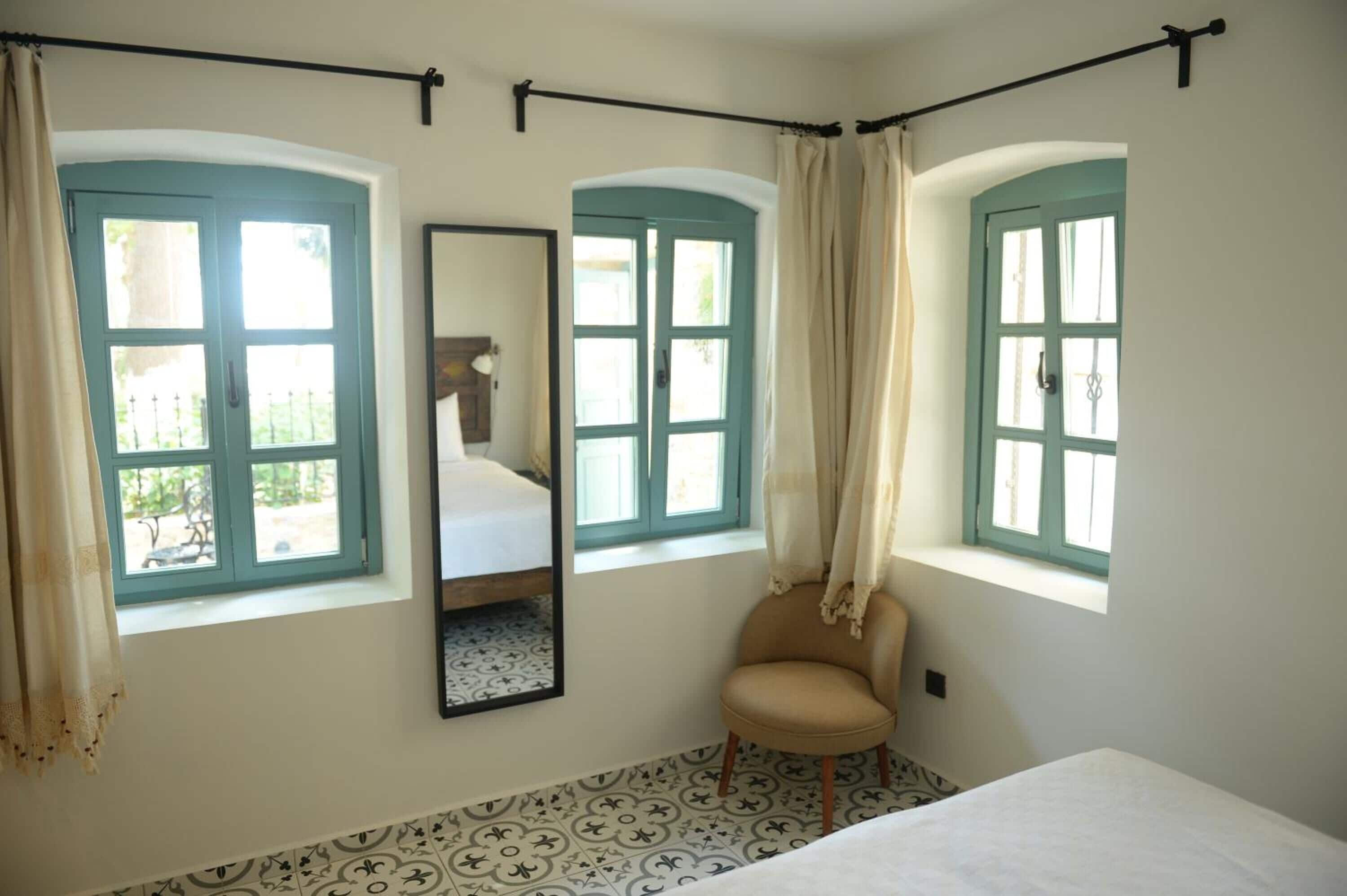 Bộ đồ giường cao cấp, minibar, bàn 