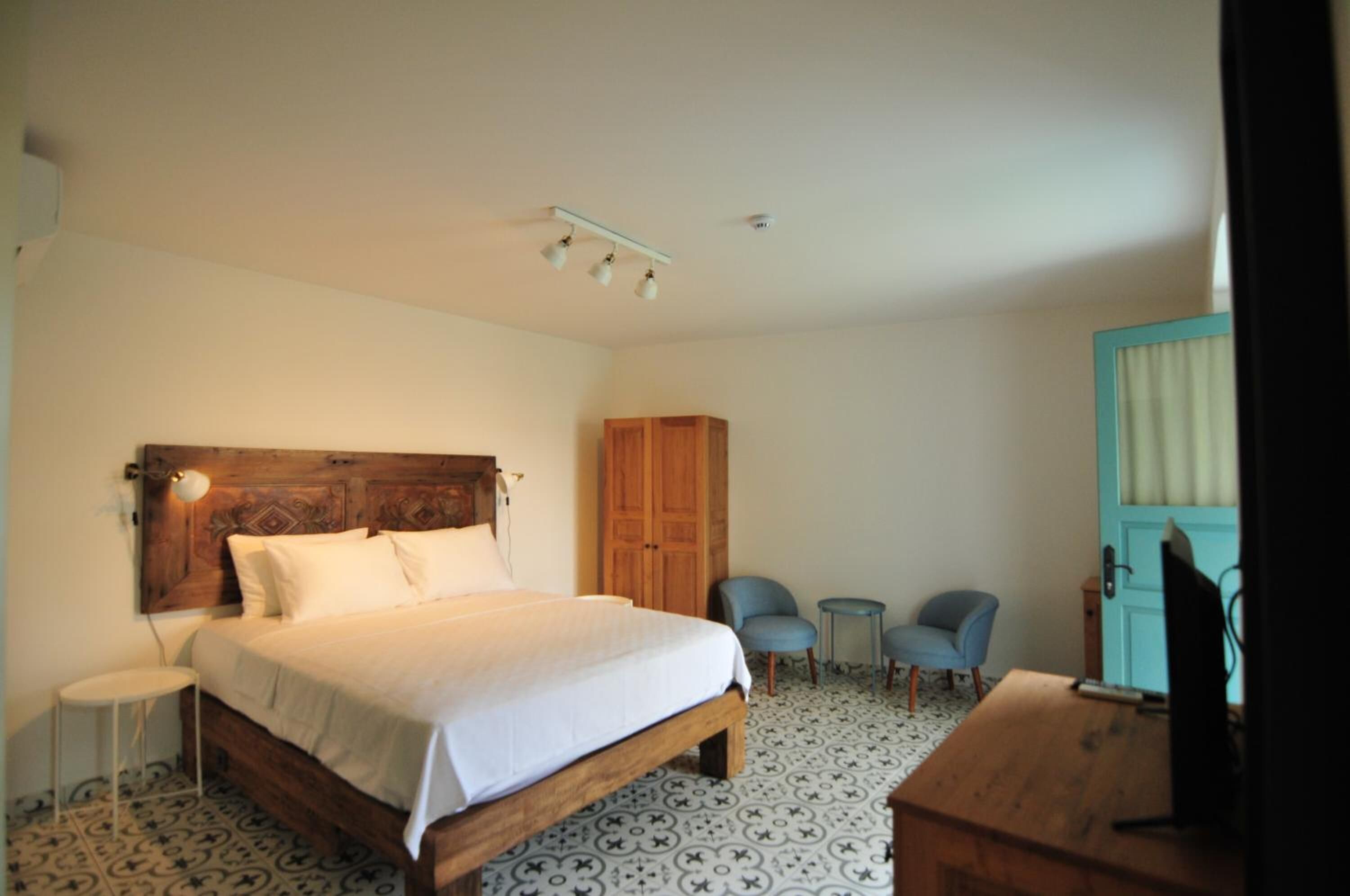 أغطية فراش متميزة وميني بار ومكتب ومساحة عمل للكمبيوتر المحمول