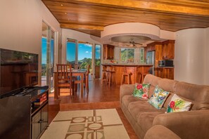 Smart TV, libros y estéreo 