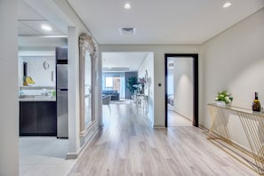 Een 65-inch smart-tv met satellietzenders en een televisie