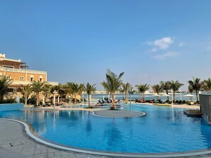 Piscine extérieure, piscine chauffée, cabanas gratuites, parasols