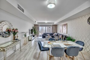 Appartement Deluxe, 2 chambres, vue sur la mer | Aire de séjour | Téléviseur connecté de 65 po avec télévision par satellite, téléviseur