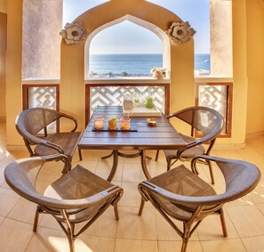 Luxe appartement, 2 slaapkamers, uitzicht op zee | Terras