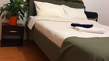 Luxury Room, Non Smoking, Refrigerator | Hypo-allergenic bedding, down comforters, desk, laptop workspace