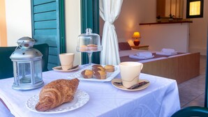 Morgenmad med kager, croissanter og en lanterne på et bord.