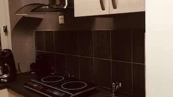 Een koelkast, een microgolfoven, een kookplaat