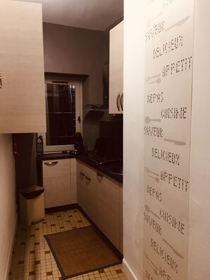 ثلاجة، ميكروويف، موقد طهي مسطح، ماكينة لصنع القهوة/الشاي