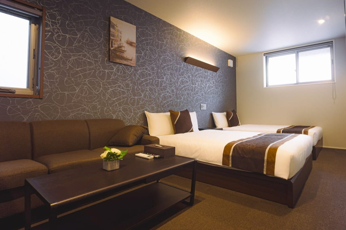 WiFi (free), bed sheets