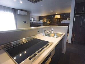 Deluxe-suite - ikke-ryger (C) | Privat køkken | Køleskab, mikrobølgeovn