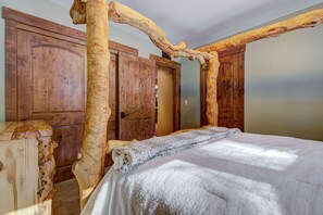 3 bedrooms, desk, iron/ironing board, travel crib