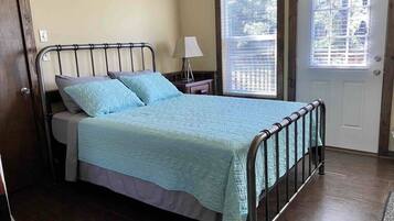 1 sovrum, skrivbord, strykjÀrn/strykbrÀda och wi-fi