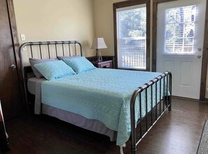 1 dormitori, escriptori, planxa i posts de planxar i wifi 