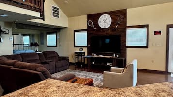 Una Smart TV, un altavoz inteligente