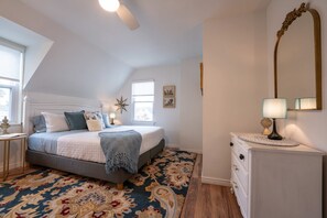 4 chambres, bureau, fer et planche à repasser, lit de bébé portatif